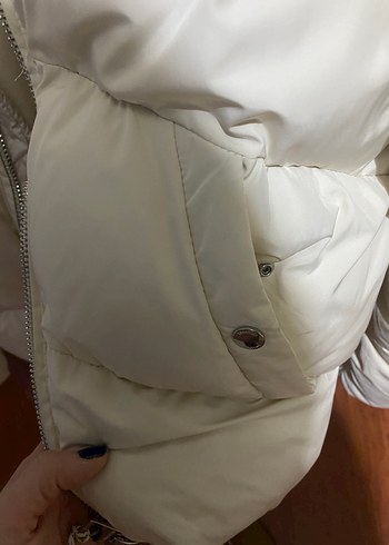 Beyaz Düğmeli Kısa Kadın Kışlık Mont - Görsel 3