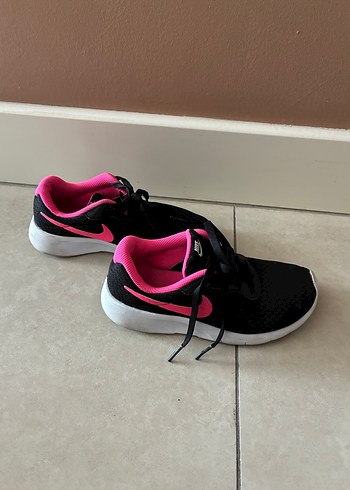 Pembe Detaylı Siyah Spor Ayakkabı - Görsel 2