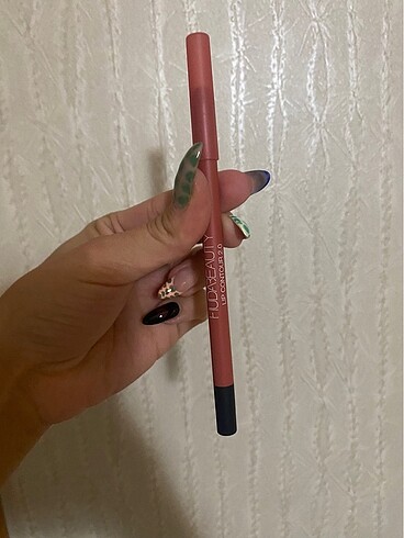 Huda Beauty dudak kalemi vivid pink