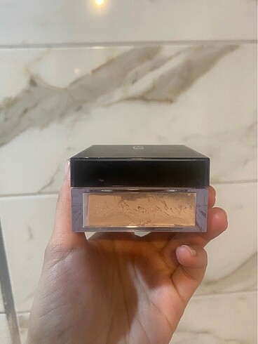 Beden Huda beauty pudra peach pie