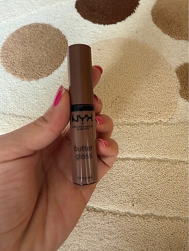 Nyx butter gloss cinnamon roll rengi