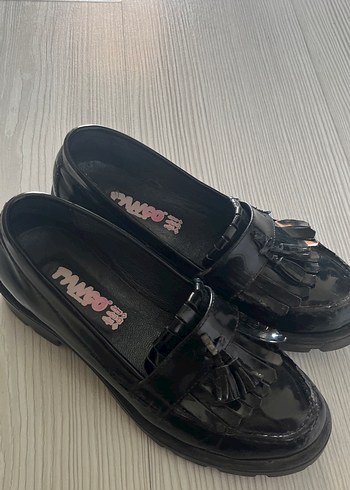 Kız Çocuk Siyah Püsküllü rugan panço ayakkabı - Görsel 3