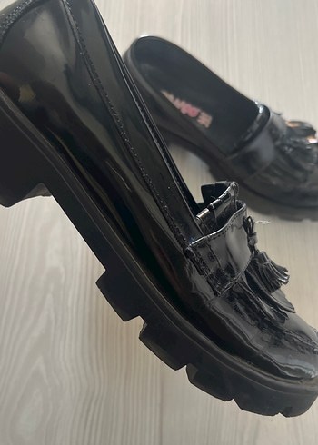 Kız Çocuk Siyah Püsküllü rugan panço ayakkabı - Görsel 4