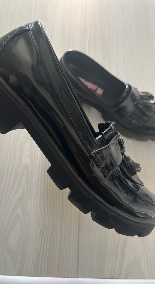 Kız Çocuk Siyah Püsküllü rugan panço ayakkabı - Görsel 4