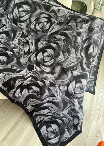 Beden Siyah rose model şal