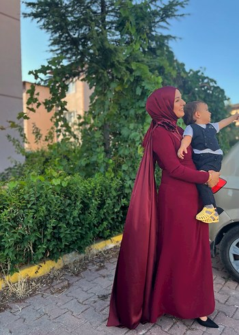 Bordo omuz detaylı pelerinli tesettür Abiye