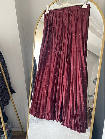 Bordo taşlı kırışık saten etek