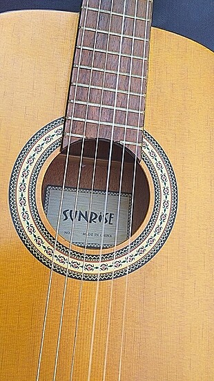 Büyük çok güzel klasik gitar hiç bir sorunu yoktur tellerini yen