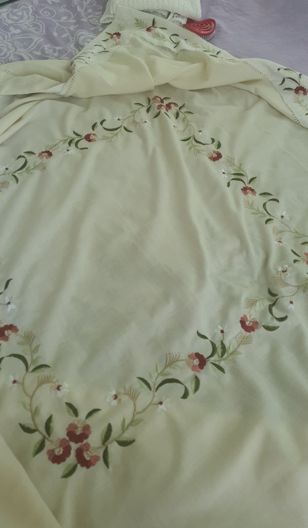Nakışlı krem Masa Örtüsü - Görsel 3
