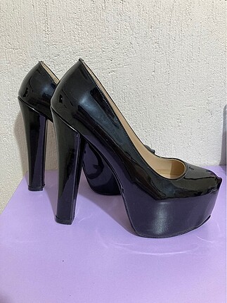 Parlak siyah topuklu ayakkabı