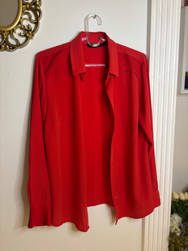 Kırmızı Düğmeli Kadın Uzun Kollu Gömlek - Görsel 2