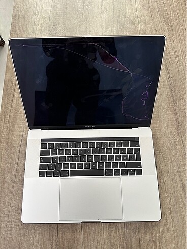 Macbook pro 2017. 15 inç. Ekran kırık
