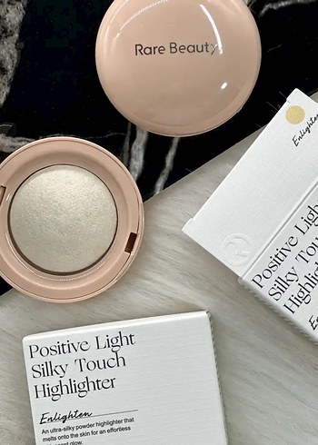 Rare Beauty Toz Aydınlatıcı highlighter