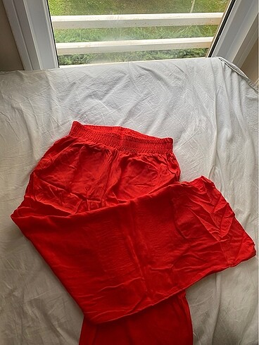 kırmızı keten pantolon