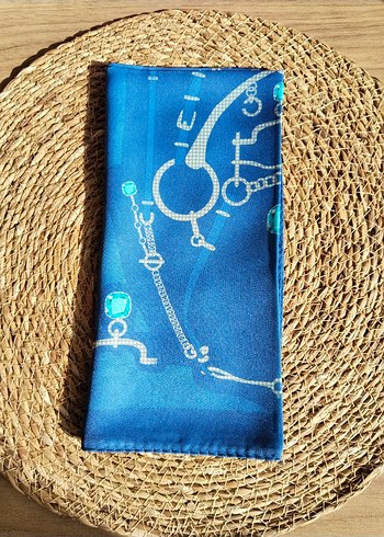 Zincir Detaylı Parlak Mavi Kadın Fular - Görsel 3