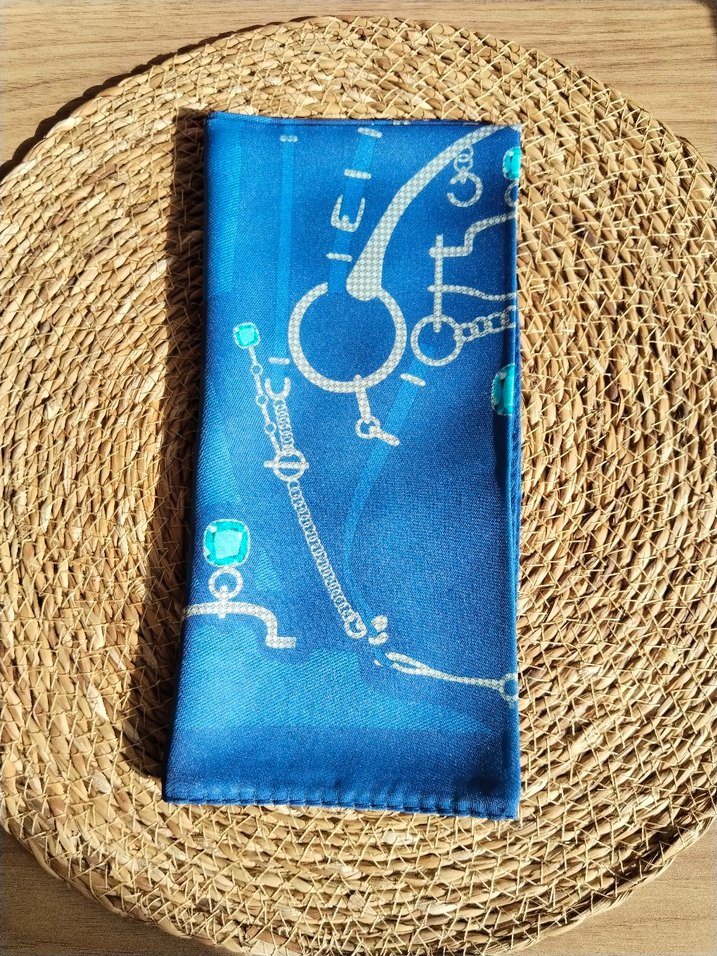 Zincir Detaylı Parlak Mavi Kadın Fular - Görsel 3