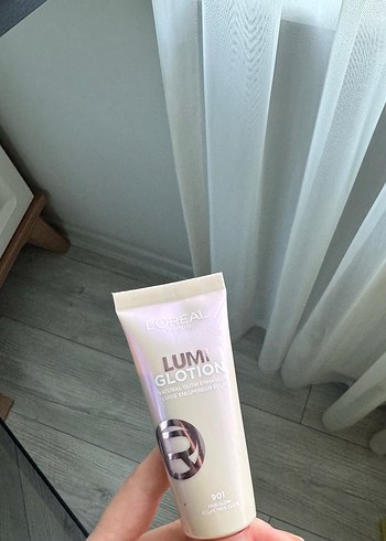 Beden L'Oreal Paris Glotion All-In-One Doğal Işıltı 901