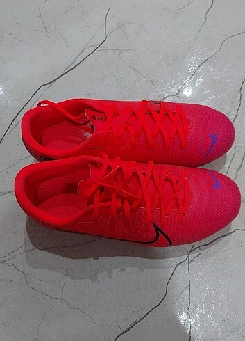 38 Beden turuncu Renk Orjinal nike krampon. Erkek hali saha ayakkabisi