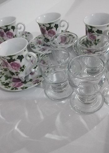 Çiçek Desenli Porselen Fincan ve Cam Bardak Seti