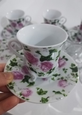 Beden Çiçek Desenli Porselen Fincan ve Cam Bardak Seti