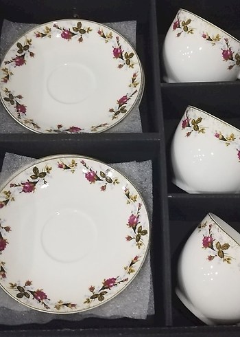 Beden Çiçek Desenli Beyaz Porselen Fincan ve Tabağı
