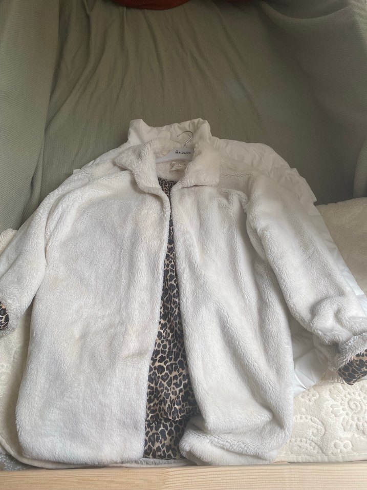 Beyaz Peluş Detaylı Midi Kadın Kaban - Görsel 2