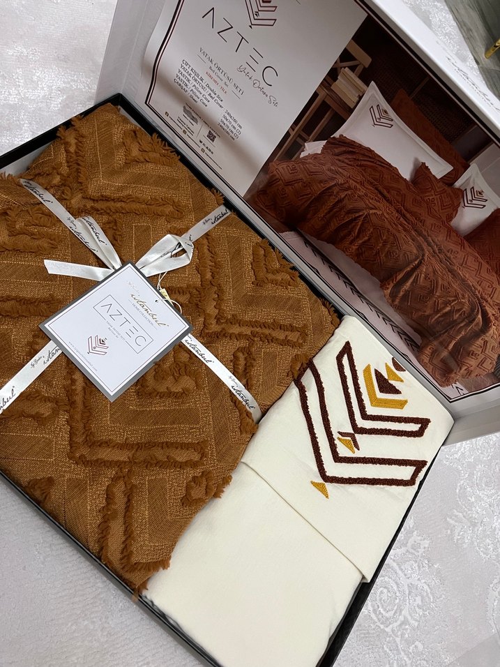 Kahverengi Nakışlı Yatak Örtüsü - Görsel 2