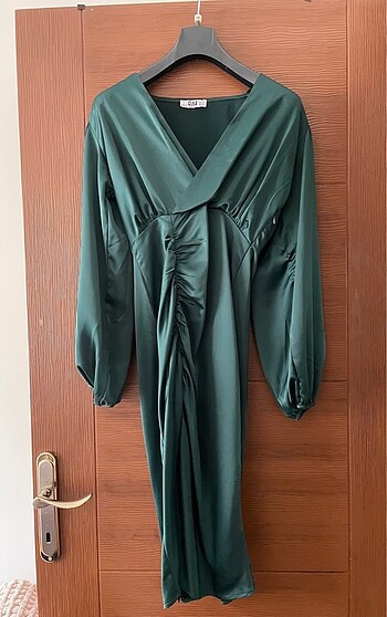 Yesil saten midi elbise