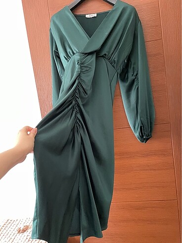 m Beden Yesil saten midi elbise