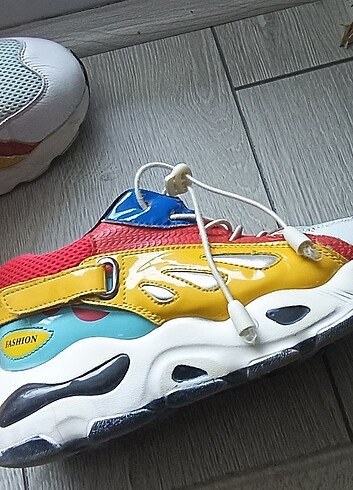 Renkli spor ayakkabı - Görsel 2