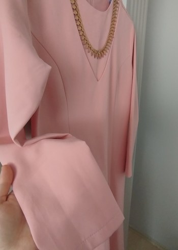 Zincir Detaylı Pembe Uzun V Yakalı Elbise - Görsel 3