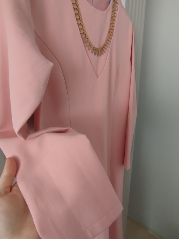 Zincir Detaylı Pembe Uzun V Yakalı Elbise - Görsel 3
