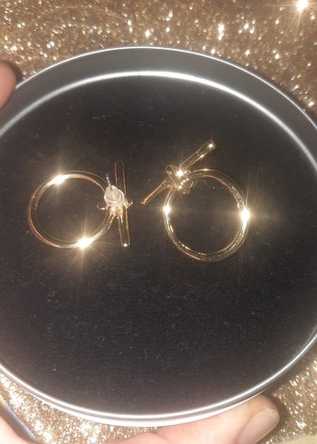 Altın Renkli Mini Tokalı Küpeler - Görsel 3