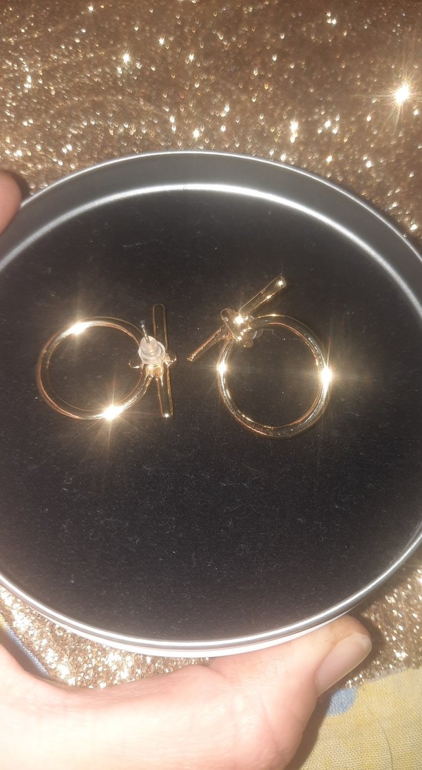 Altın Renkli Mini Tokalı Küpeler - Görsel 3