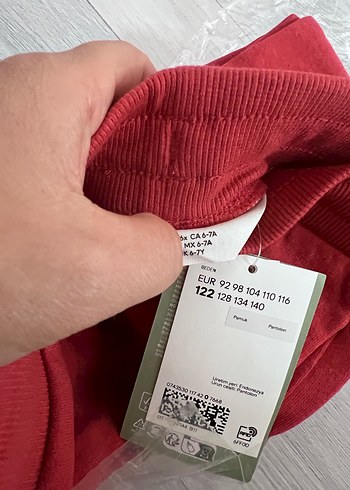 6 Yaş Beden kırmızı Renk Hm şardonlu jogger Mağaza ürünüdür 6-7 yaş bedenli