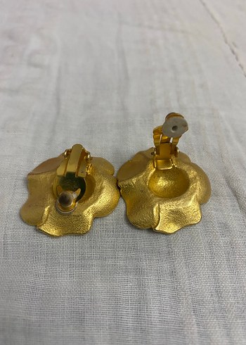 Beden Altın Renkli Çiçek Desenli Vintage Küpe