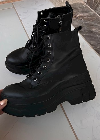 37 Beden siyah Renk BERSHKA Siyah deri Platform Bot