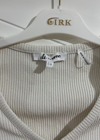 Koton Düğmeli Beyaz V Yaka Crop Top