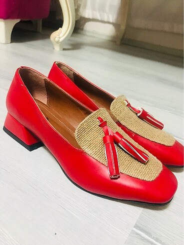 Kırmızı ayakkabı topuklu babet