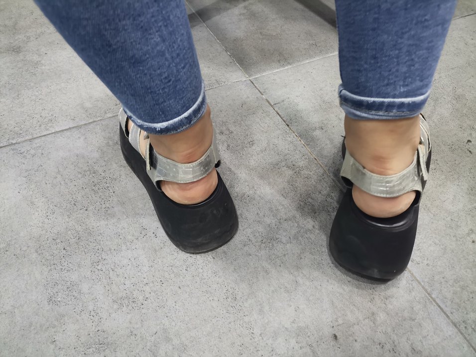 Gri Yılan Desenli Platform Topuklu Kadın Sandalet - Görsel 3