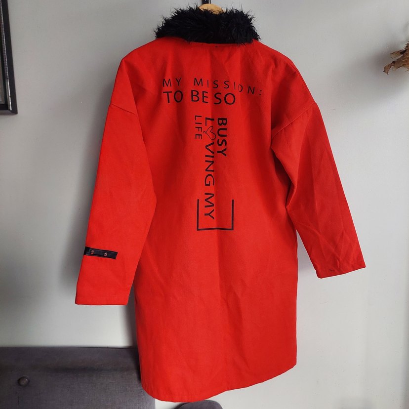 Kürk Detaylı Kırmızı Midi Street Wear Ceket - Görsel 4