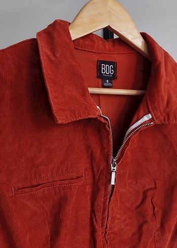 Kısa Kollu Kemerli Kırmızı Süet Tulum - Görsel 2