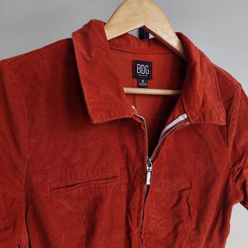 Kısa Kollu Kemerli Kırmızı Süet Tulum - Görsel 2