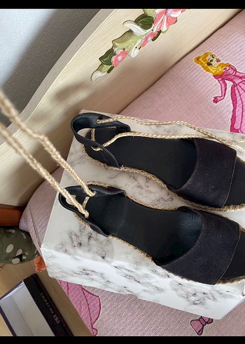 Siyah Kadın Dolgu Topuklu Sandalet