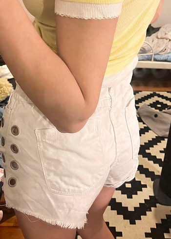 Düğmeli Beyaz Mini Denim Şort - Görsel 2