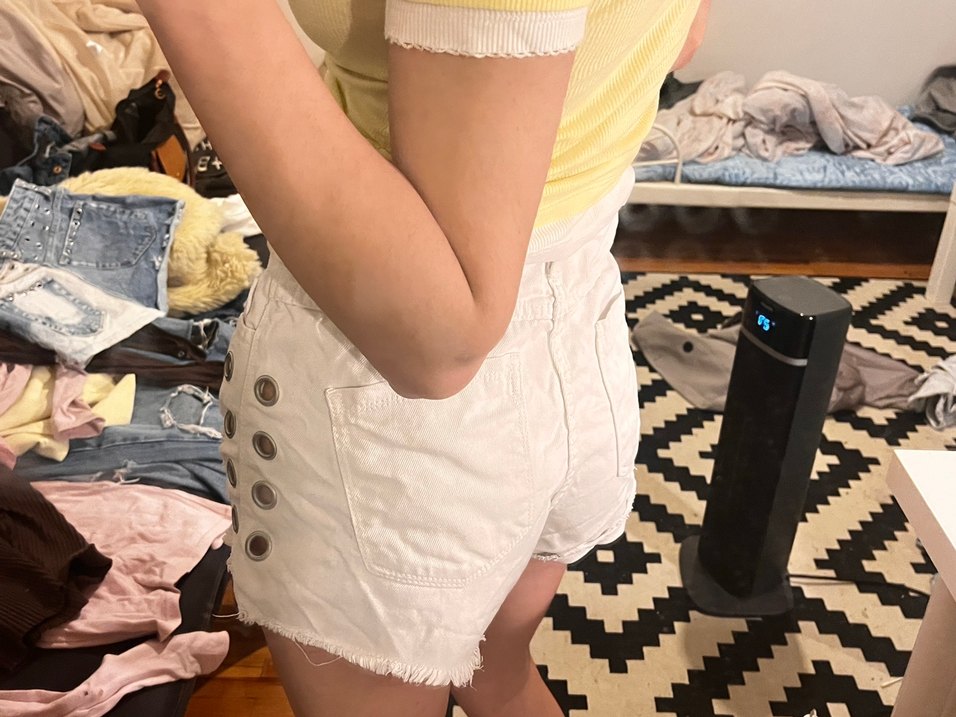 Düğmeli Beyaz Mini Denim Şort - Görsel 2