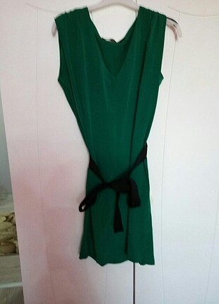 Zümrüt yeşili kısa elbise 