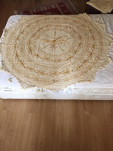 Buldan altın rengi nakışlı yuvarlak masa örtüsü(160cm)