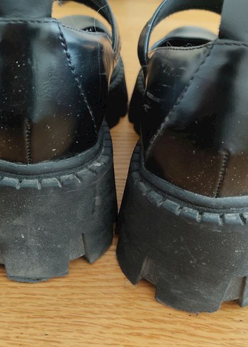 STRADIVARIUS Kadın Siyah Kemerli Platform Topuklu Ayakkabı - Görsel 3