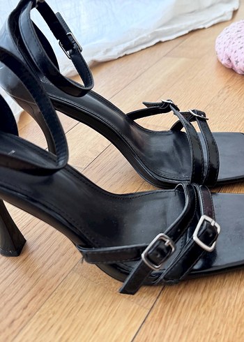 Siyah Desenli Tokalı İnce Topuklu ayakabi - Görsel 2